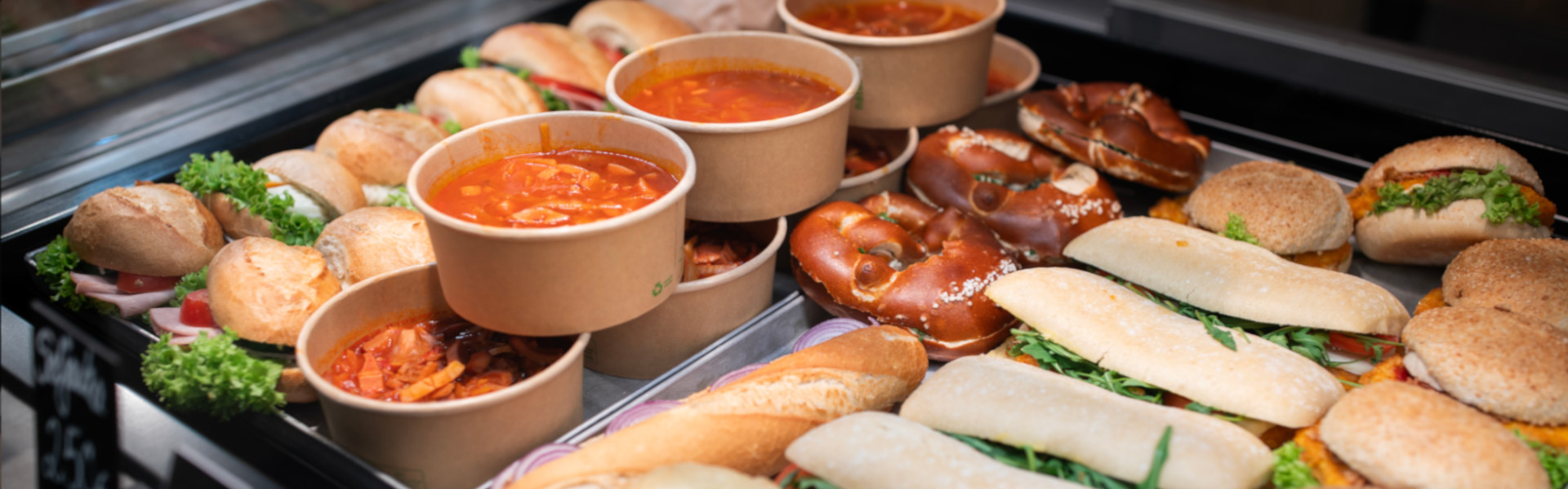 Frische Backwaren in der Backabteilung