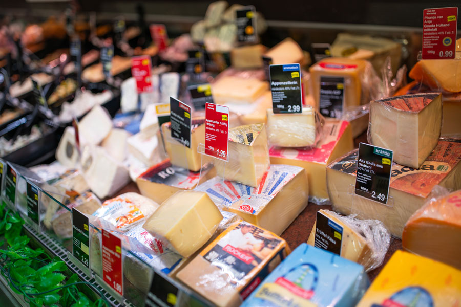 Eine Nahaufnahme der Frischetheke mit den Molkereiprodukten