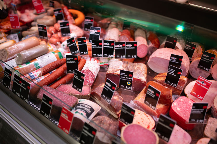 Eine Nahaufnahme der Frischetheke mit den Fleischprodukten