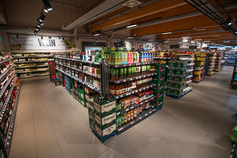 Eine Weitaufnahme der Getränkeabteilung im Markt